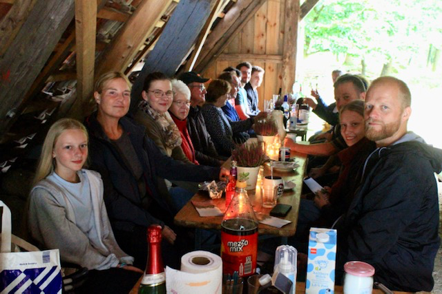 Ausflug in die Ellerndorfer Wacholderheide mit Picknick im Schafstall.